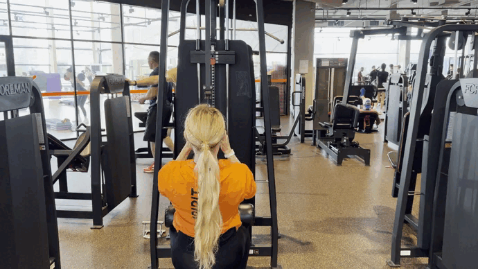 Прокачать грудь, спину, плечи и попу за два месяца: упражнение «Тяга верхнего блока» – 4