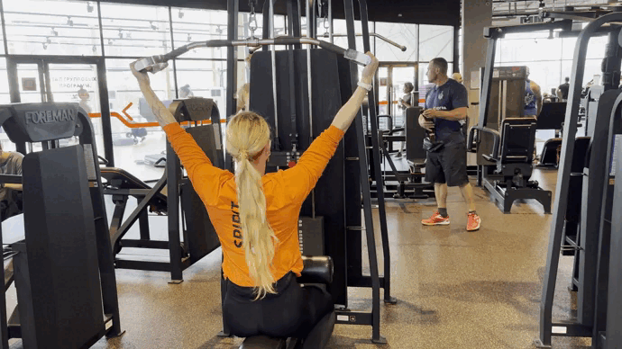 Прокачать грудь, спину, плечи и попу за два месяца: упражнение «Тяга верхнего блока» – 6